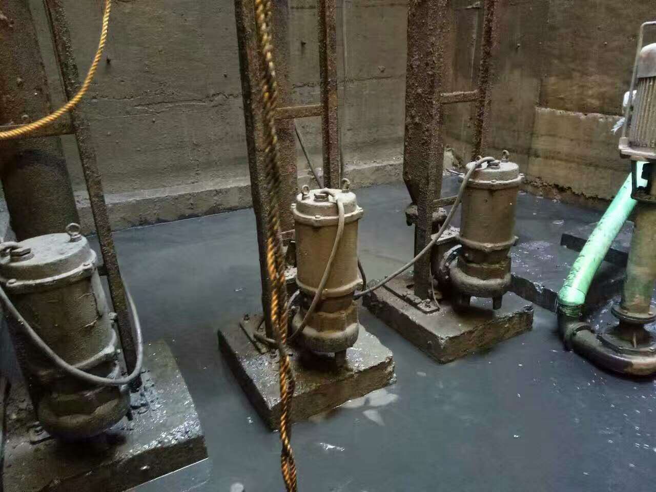 新宁污水池清理